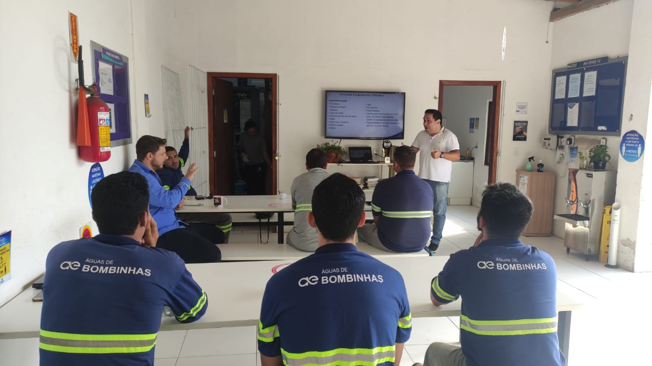Treinamento qualifica mão de obras da Águas de Bombinhas para pavimentação de ruas